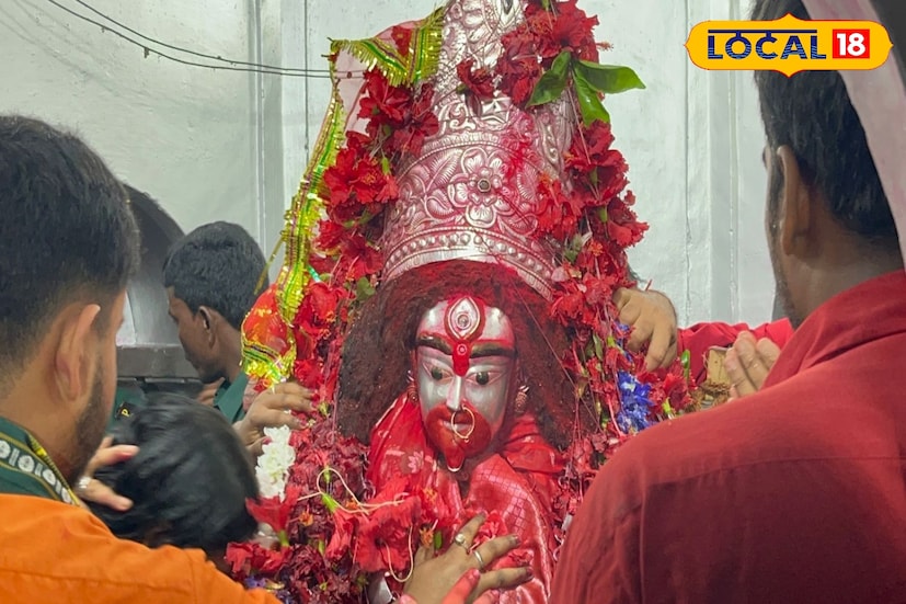 এই বিষয়ে তারাপীঠ মন্দিরের এক সেবায়েত গোলক মহারাজ জানান আজ যেহেতু কোজাগরী লক্ষ্মীপুজো তাই আজকের এই বিশেষ তিথি উপলক্ষে সন্ধ্যায় বাড়ির উঠোনের এক কোণে তিলের তেলের প্রদীপ জ্বালিয়ে মা লক্ষ্মীর নাম নিলে সারা বছর বাড়িতে লক্ষ্মীর আগমন ঘটবে। এর পাশাপাশি পাঁচ রকম মিষ্টি ও ফল দিয়ে কোনও লক্ষ্মী মন্দিরে পুজো দিলে মনস্কামনা পূর্ণ হবে বলে জানান।