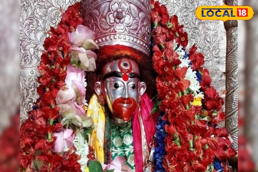 এছাড়াও, পুজোর সময় বাড়িতে আলো জ্বালিয়ে রাখা অত্যান্ত প্রয়োজন এবং পরিবারের সদস্যরা মিলে দেবীর আরাধনা করা প্রয়োজন, যা দেবীর কৃপা লাভের ক্ষেত্রে সাহায্য করে।দেবী লক্ষ্মীকে প্রতিমা, সরার উপর আঁকা ছবি, অথবা কলাগাছ হিসেবেও পুজো করা হয়ে থাকে।