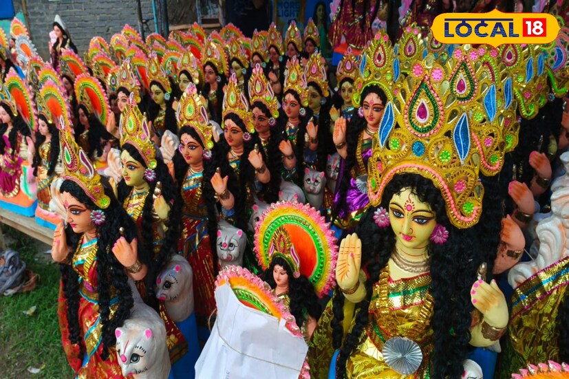  কোজাগরী লক্ষ্মীপুজোয় বাঙালি ঘরে ঘরে পুজিত হন লক্ষী দেবী। বিত্তশালী থেকে হতদরিদ্র সকলেই চান ঐশ্বর্য ও ধন-সম্পদের দেবীকে তুষ্ট করতে।তাই বাজারে এসেছে হাজার হাজার লক্ষ্মী প্রতিমা। ৫০ টাকা থেকে ১০০০ টাকা পর্যন্ত বিভিন্ন মানের লক্ষ্মী প্রতিমা মিলছে। 