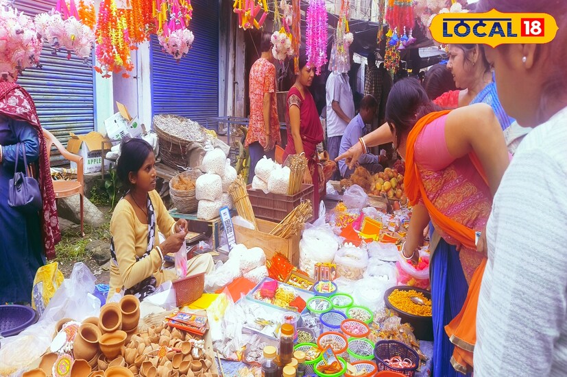 এক ক্রেতা পিনাক্ষী স্বর্ণকার জানান , কোজাগরী লক্ষ্মীপুজো আমাদের জীবনে এক বিশেষ আনন্দের দিন।পুজোর বাজার করতে এসেছি। বাজারে সব জিনিসেরই দাম অতিরিক্ত আছে।বিশেষ করে একটি পদ্মফুলের কুড়ির দাম ৫০ টাকা।নারকেলও বিক্রি হচ্ছে চড়া দামে। 