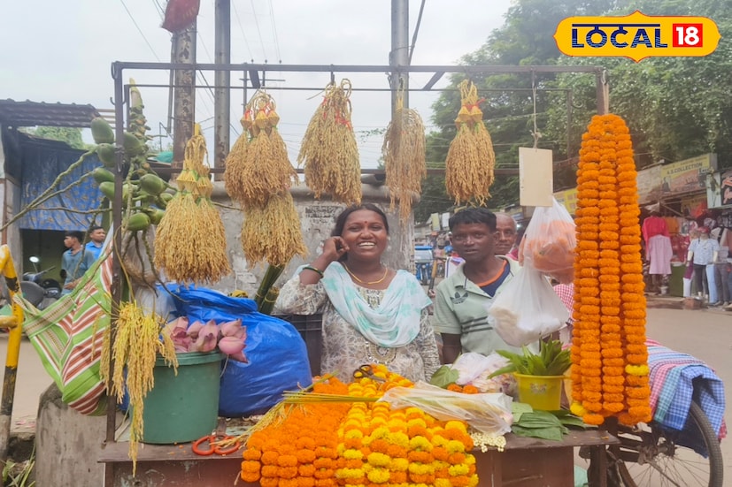 কোজাগরী লক্ষ্মীপুজোয় দেবী লক্ষ্মীর আরাধনাকে ঘিরে পুজোর প্রস্তুতিতে ব্যস্ত সর্বস্তরের মানুষ। আজ সকাল থেকেই দুর্গাপুরের বেনাচিতি বাজারে দেখা গেল উৎসবের রঙিন চিত্র। ধানের ছড়া, দুর্বা, আম্রপল্লব, ফুল, বেলপাতা, তুলসী, তিল, হরতকি, কলার পেটো, খই, নাড়ু- মুড়কি, ফলমূল ও পুজোর সামগ্রী নিয়ে পসরা সাজিয়ে বসেছেন ব্যবসায়ীরা। 