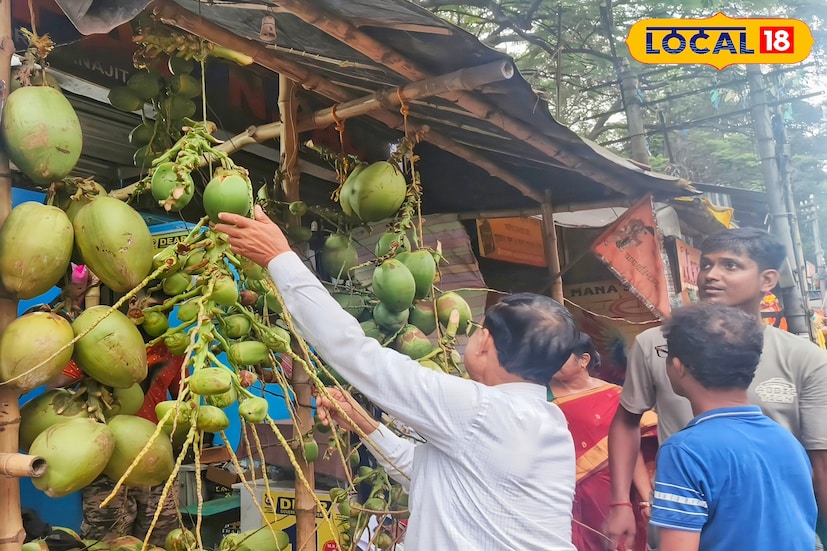 দেবী লক্ষ্মীর পুজোয় প্রয়োজনীয় সামগ্রী কিনতে সকাল থেকেই ক্রেতাদের ভিড় চোখে পড়ার মত।তবে বাজারে এবার নারকেল, শীর্ষ ডাব ও পদ্মফুলের দাম অত্যন্ত উর্দ্ধমুখী বলে দাবি ক্রেতাদের।