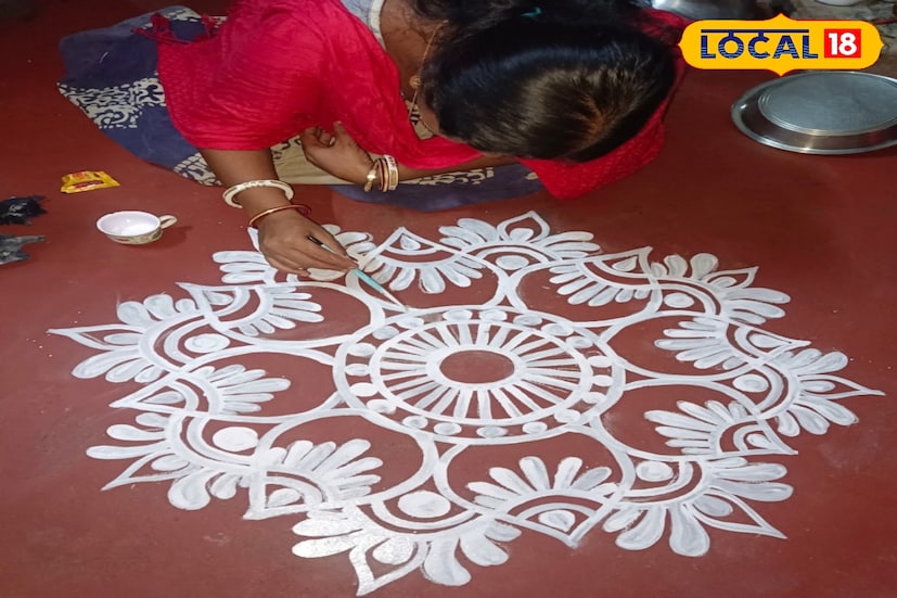 লক্ষ্মীপুজোর আলপনার রীতি- ধনদেবী লক্ষ্মীর সঙ্গে সম্পর্কিত নানান প্রতীক চিহ্ন দিয়ে এই পুজোর আলপনা দেওয়া হয়। ফুলের আদলে আলপনা লক্ষ্মীপুজোর আলপনায় ফুলের আদল বিশেষ পরিচিত। সেখানে পদ্মফুল অনেকেই নক্সা করে থাকেন। সঙ্গে গোলাকৃতি নানান নক্সা থাকে। গোলাকার টিপ এই নক্সার অঙ্গ হয়।