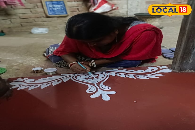 লক্ষ্মীর প্রতীক হিসেবেই তাঁর পায়ের ছাপের আগমন। কারণ আগেকার দিনে লক্ষ্মীর মূর্তি হত না। আলপনা দিয়ে নানা অনুসঙ্গ এঁকেই পুরোটা করা হত। সেক্ষেত্রে লক্ষ্মীর পায়ের ছাপ সেই দেবীত্বের আগমনকেই বলে দেয়। আর লক্ষ্মী তো সেই সম্পদেরই দেবী। এইভাবেই লক্ষ্মীর পায়ের প্রচলন আলপনায় চলে আসে।