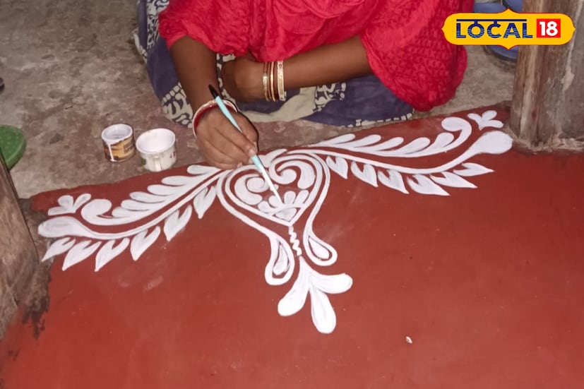 কোজাগরী লক্ষ্মী পুজোর দিন বাড়িতে আলপনা দেওয়ার রীতি বহুল প্রচলিত। খড়িমাটি বা চালের গুঁড়ো দিয়ে আঁকা হয় এই শুভ্র আলপনা। যে চৌকাঠ পেরিয়ে দেবী লক্ষ্মী ঘরে প্রবেশ করবেন সেখানে আঁকা হয় দেবীর পদচিহ্ন। আলপনাতে থাকে দেবীর বাহন পেঁচা, শঙ্খ, পদ্ম, ধানের শিষ, ধানের গোলা ইত্যাদিও।