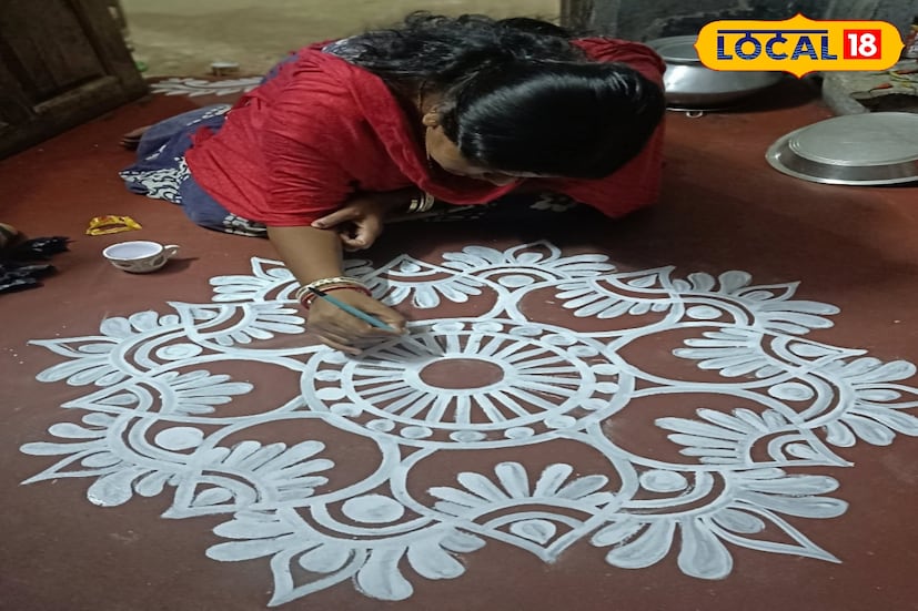 বাঙালির ঘরে ঘরে আয়োজন করা হয় লক্ষ্মী পূজার। রাঙা পায়ের আলপনায় মা আসেন ঘরে। কিন্তু লক্ষ্মী পূজায় এই আলপনা দেওয়ার চল কেন বিশ্বাস করা হয় যে, দেবী লক্ষ্মী বাড়িতে এলে তাঁর পদচিহ্ন ধরে প্রবেশ করেন। আলপনা সেই পথই তৈরি করে।