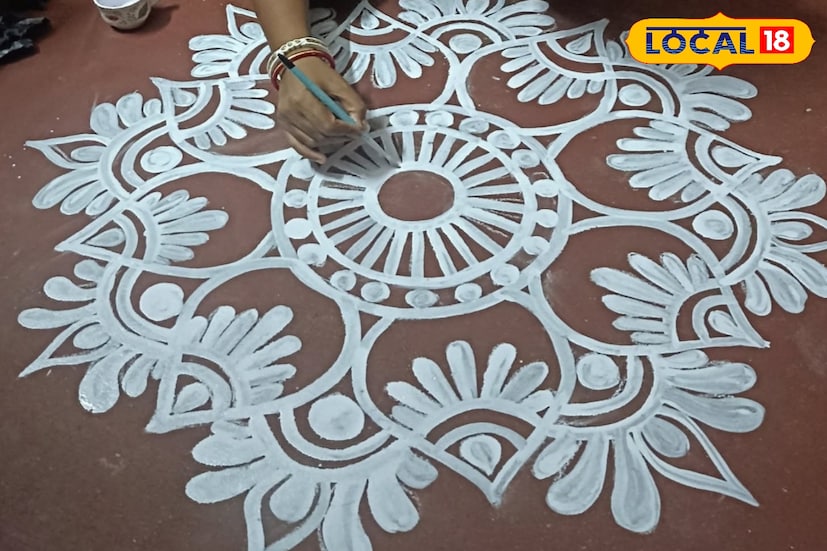 কোজাগরী অর্থ কে জেগে আছো প্রাচীন বিশ্বাস অনুযায়ী, মা এই দিন গৃহে গৃহে গিয়ে ভক্তকে দর্শন দেন। তাঁর গৃহে শ্রী প্রদান করে আসেন। তাই গৃহের দরজা খুলে মায়ের আসার অপেক্ষায় জেগে থাকতে হয়। তাই এই আরাধনার নাম, কোজাগরী লক্ষ্মীপুজো। লক্ষ্মীপুজোর সঙ্গে অঙ্গাঙ্গীভাবে জড়িত, আলপনা।