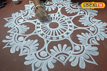কোজাগরী লক্ষ্মীপুজোয় ঘরে কেমন আলপনায় সুখ-সমৃদ্ধি ভরে ওঠে? দেখে নিন নকশা কোজাগরী লক্ষ্মীপুজোয় ঘরে কেমন আলপনায় সুখ-সমৃদ্ধি ভরে ওঠে? দেখে নিন নকশা