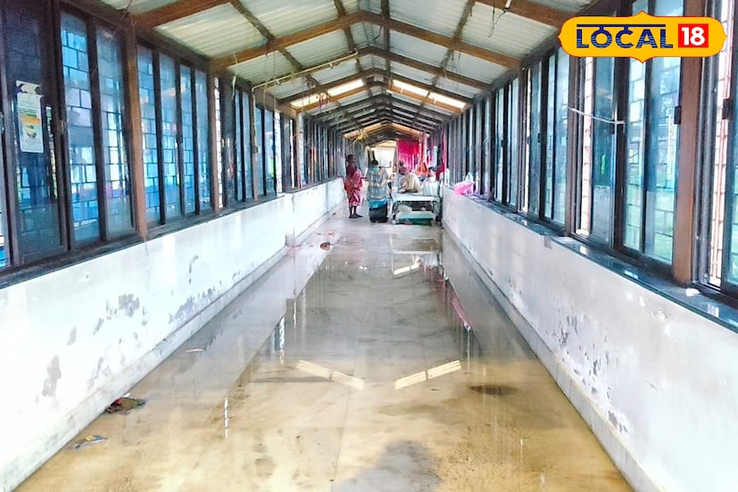 সরকারি হাসপাতালের ভয়াবহ ছবি। কয়েক দিনের টানা বৃষ্টির জেরে হাসপাতালের করিডোরে জমে গিয়েছে জল। শুধু হাসপাতালের অভ্যন্তরীণ অংশেই নয়, পুরো হাসপাতাল চত্বর জুড়েই যেখানে-সেখানে বৃষ্টির জল দাঁড়িয়ে গিয়েছে। এই জল দ্রুত নিষ্কাশনের কোনো ব্যবস্থা না নেওয়ায় সেটি এখন চরম ভোগান্তির কারণ হয়ে দাঁড়িয়েছে। জমা জলের সঙ্গে মিশে রয়েছে নানা ধরনের ময়লা ও আবর্জনা, যা হাসপাতালের পরিবেশকে আরও অস্বাস্থ্যকর করে তুলেছে। এ ছবি পূর্ব মেদিনীপুর জেলার কাঁথি মহকুমা হাসপাতালের। (ছবি ও তথ্য: মদন মাইতি)