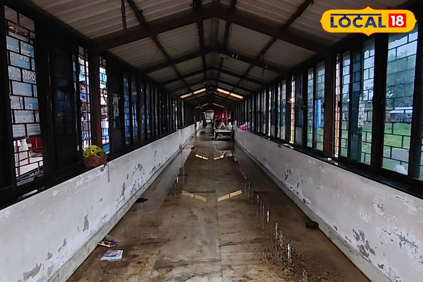 দীর্ঘক্ষণ জল জমে থাকায় হাসপাতালের করিডরের মধ্যে থাকা রোগীর আত্মীয়রা ভোগান্তির শিকার হচ্ছেন। কাঁথি মহকুমা হাসপাতালের মাতৃমা বিভাগের কাছে থাকা করিডরে জমে রয়েছে জল। তার উপর নোংরা আবর্জনা। এখানেই রাত কাটাতে বাধ্য হচ্ছেন দূর-দূরান্ত থেকে আসা রোগীর আত্মীয়েরা, যারা অসুস্থ প্রিয়জনের পাশে থাকার জন্য এসেছেন।