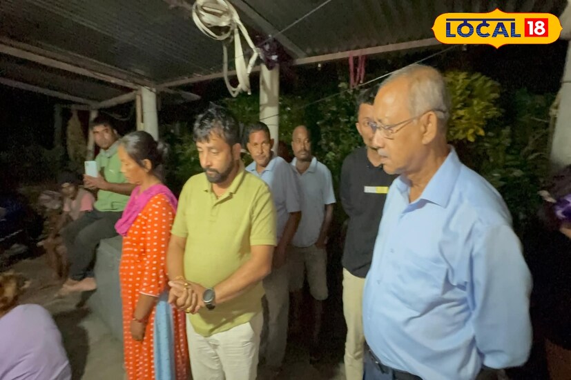 ঘটনার খবর পেয়ে গভীর শোকপ্রকাশ করেছেন শিলিগুড়ির মেয়র গৌতম দেব। সোমবার সকালে তিনি, ডেপুটি মেয়র রঞ্জন সরকার ও অন্যান্য কাউন্সিলরদের নিয়ে সরাসরি শিলিগুড়িতে সেই মেয়েটির বাড়িতে পৌঁছে শোকাহত পরিবারের পাশে দাঁড়ান। তিনি বলেন, “এই দুর্ঘটনা হৃদয়বিদারক। এত ছোট্ট একটি প্রাণকে আমরা হারালাম। প্রশাসনের পক্ষ থেকে যতটা সম্ভব সাহায্য করা হবে।” ছবি ও তথ্য : ঋত্বিক ভট্টাচার্য