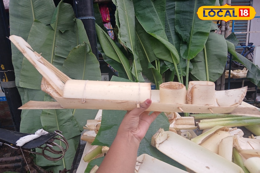অভাবের সংসার তাই বাড়তি রোজগারের আশায় বিভিন্ন ডিজাইনের কলার ভেলা তৈরি করে বিক্রি করে লাভের মুখ দেখছেন পূর্ব বর্ধমানের এক ব্যবসায়ী। অন্যান্য জায়গায় কলার ভেলা বলতে বিক্রি হয় শুধুমাত্র কলা গাছের কাণ্ডের অংশটি। যেটি কলার ভেলা বা নৌকা নামে পরিচিত। কিন্তু ক্রেতাদের আকর্ষণ করতে তিনি তা দিয়ে তৈরি করেছেন বিভিন্ন ডিজাইনের সত্যি করে নৌকার মতো দেখতে নৌকা বা ভেলা। (ছবি ও তথ্য: সায়নী সরকার)