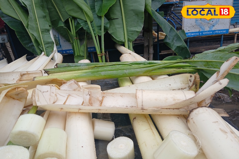পূর্ব বর্ধমানের কাঞ্চননগর এলাকার বাসিন্দা রবি মণ্ডল। সারা বছর সবজি বিক্রি করলে কোনও রকমের চলে সংসার। লক্ষ্মী পুজোর সময় বাড়তি রোজগারের আশায় তিনি কলার ভেলা তৈরি করে বিক্রি করেন। তিনি বলেন, 