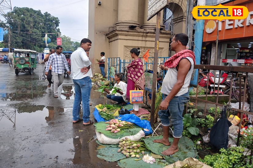 পুজো মানেই বাড়তি রোজগারের আশায় বর্ধমান শহর বিভিন্ন জেলা থেকেও ব্যবসায়ীরা আসেন বর্ধমান শহরে। তাদের অনেকে সারাবছর করেন অন্যান্য কাজ কিন্তু পুজোর সময় এলেই বাড়তি রোজগারের আশায় ছুটে আসেন বর্ধমান শহরে। কেউ বিক্রি করছেন প্রতিমা, কেউ পদ্মফুল তো কেউ আবার কলার ভেলা।