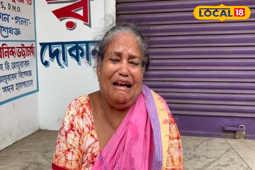 চার দিন না খেয়ে, ভবঘুরের মতো সিউড়ির রাস্তায় ঘুরে বেড়াচ্ছিলেন এক ষাটোর্ধ বৃদ্ধা। বাপের বাড়ি, শ্বশুর বাড়ি থাকা সত্ত্বেও কোনও আশ্রয় ও খাওয়ার ব্যবস্থা না থাকায় ভাড়াবাড়িতে আশ্রয় নিলেও তাতে স্থায়িত্ব মেলেনি। অবশেষে অসহায় অবস্থায় তিনি শহরের রাস্তায় একা ঘুরে বেড়াচ্ছিলেন। (ছবি ও তথ্য: সুদীপ্ত গড়াই)