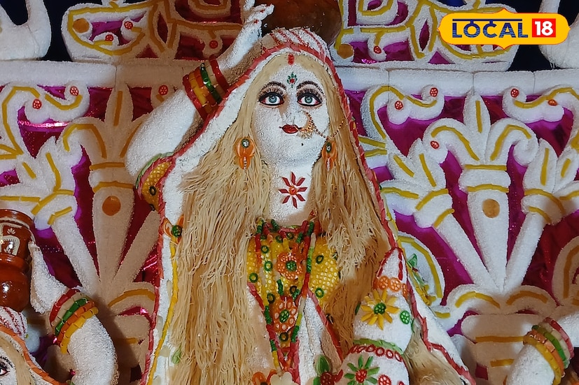 এ প্রসঙ্গে প্রতিমা শিল্পী শ্যাম জানা জানান, মাটির প্রতিমার থেকেও অনেক বেশি আনন্দ এবং তৃপ্তি বিভিন্ন সামগ্রী দিয়ে প্রতিমা তৈরি করে। তাই নারকেল, সুপারি, কাঠ কয়লা, টাকা, খুচরো পয়সা, গামছা, সন্দেশ প্রতিমা তৈরি করেছি। এমন কোনও জিনিস নেই যে সেই সামগ্রী দিয়ে প্রতিমা তৈরি করা যেতে পারে। তবে এমন কাজে, একটু বেশি ভাবনা চিন্তা করতে হয়। কিন্তু তৃপ্তি অনেক। এবার জোকা নবজাগরণ সংঘের প্রতিমা আরও আকর্ষণীয়, পাপড় চাউমিন এবং সাবু দানার তৈরি প্রতিমা। অন্যদিকে পুজো উদ্যোক্তা রঞ্জিত বেরা জানান, গত কয়েক বছরে এখানে প্রতিমা দর্শনার্থীদের আকর্ষিত করে। দু'বছর আগে সন্দেশের প্রতিমা তারপর গতবছর কয়েনের প্রতিমা এবং এবার খাদ্য সামগ্রিক প্রতিমা আরও বেশি আকর্ষণীয়। ( ছবি ও তথ্য: রাকেশ মাইতি) 