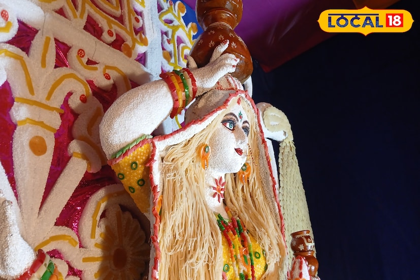 বিভিন্ন রঙিন পাঁপড় চাওমিন এবং সাবু সঙ্গে আঠা ব্যবহার করে তৈরি হয়েছে প্রতিমা। প্রতিমাটি তৈরি করতে খরচ হয়েছে প্রায় ৪০ হাজার টাকা। জোকা নবজাগরণ সংঘের ২১ তম বর্ষে ' রামধনু ' থিমের মণ্ডপে থাকছে এই আকর্ষণীয় প্রতিমা। গত বছরের থেকে এবার আরও আকর্ষণীয় প্রতিমা, আরও বেশি দর্শনার্থীর ঢল নামবে এখানে এমনটাই মনে করছেন উদ্যোক্তারা। 
