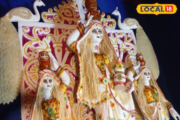 ২০ কেজি সাবু, কয়েক কিলো পাপড়! কোজাগরী লক্ষ্মী পুজোয় শিল্পীর কাজ কাঁপিয়ে দিচ্ছে