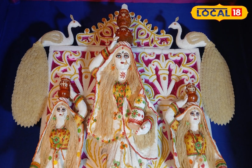 দুর্গা পুজোর পর লক্ষ্মীপুজোয় প্রতিমা তৈরিতেও চমক শিল্পী শ্যাম জানা'র। এবার কয়েন এবং ভাঙা কাঁচের চুরির দুর্গা প্রতিমা করে তাগ লাগিয়েছিল এই শিল্পী। সেই সব মণ্ডপে দর্শনার্থীদের ঢল নেমেছিল। পুজোর পর, এবার কোজাগরীর লক্ষ্মী পুজোতে আরও আকর্ষণীয় প্রতিমা তৈরি করেছেন শিল্পী। 