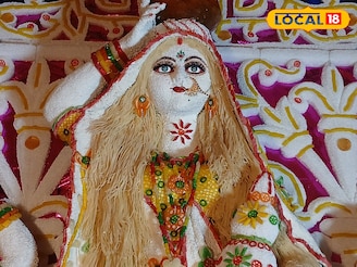 ২০ কেজি সাবু, কয়েক কিলো পাপড়! কোজাগরী লক্ষ্মী পুজোয় শিল্পীর কাজ কাঁপিয়ে দিচ্ছে