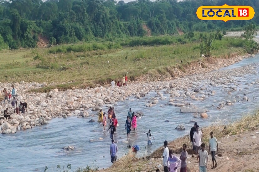 তিনি বলেন, “রাজ্য সরকার মানুষের পাশে আছে। কারও ঘর ভেসে গেলে আমরা নতুন ঘর করে দেব। কেউ অভুক্ত থাকবে না।” এদিন বন্যা দুর্গতদের মধ্যে ত্রাণসামগ্রী, খাদ্য ও ওষুধ বিতরণ করা হয়।