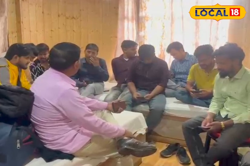 মুর্শিদাবাদ, তন্ময় মন্ডল: উত্তরবঙ্গে ভয়াবহ বিপর্যয় এর মাঝেই দার্জিলিং-এ আটকে ১৮ জন আইনজীবী ও ল-ক্লার্ক। গত বৃহস্পতিবার রাতে ফরাক্কা থেকে ট্রেনে করে শিলিগুড়ি, সেখান থেকে ছোট গাড়ি করে দার্জিলিং এর মল রোডে শুক্রবার পৌঁছান মুর্শিদাবাদের জঙ্গীপুর মহকুমা বিভিন্ন এলাকার ১৮ জন আইনজীবী ও ল-ক্লার্ক।