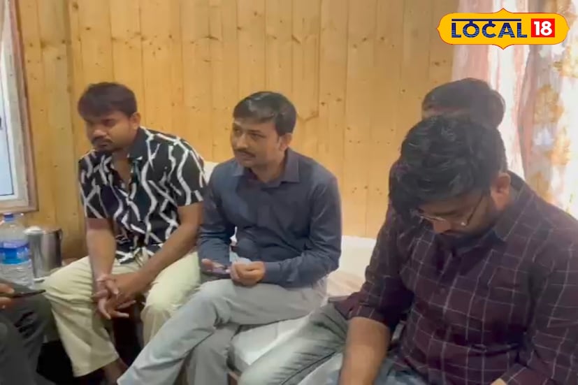 জানা গিয়েছে, দার্জিলিংয়ের ম্যাল রোডে পৌঁছে একটি হোমস্টেতে ওঠেন। পৌঁছানোর পর থেকে টানা বৃষ্টি শুরু হওয়ায় আটকে পড়েন। এদিকে পুজো মিটতে না মিটতেই উত্তরবঙ্গে শুরু হয় প্রাকৃতিক বিপর্যয়। ছবি ও তথ্যঃ তন্ময় মন্ডল। 