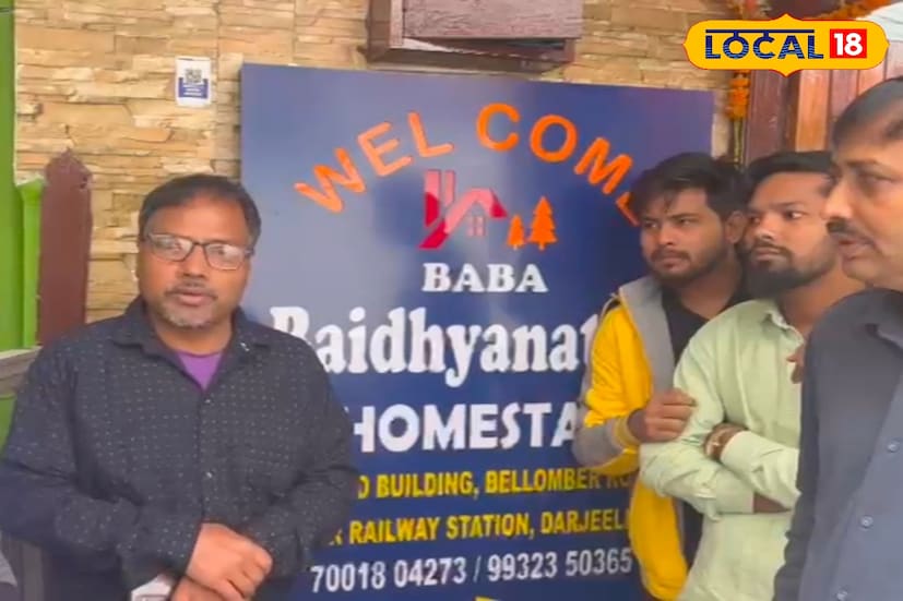 রবিবার দার্জিলিংয়ে ম্যাল রোড থেকে কালিম্পং যাওয়ার কথা ছিল। কালিম্পং থেকে আগামী ৭ তারিখ বাড়ি ফেরার কথা ছিল। এই বিপর্যয় পরিস্থিতিতে তারা সেই মল রোডে হোমস্টে আটকে পড়েছেন। এই পরিস্থিতিতে তাদের বাড়ির লোকজন চিন্তিত হয়ে পড়েছে বলে জানান। ছবি ও তথ্যঃ তন্ময় মন্ডল। 