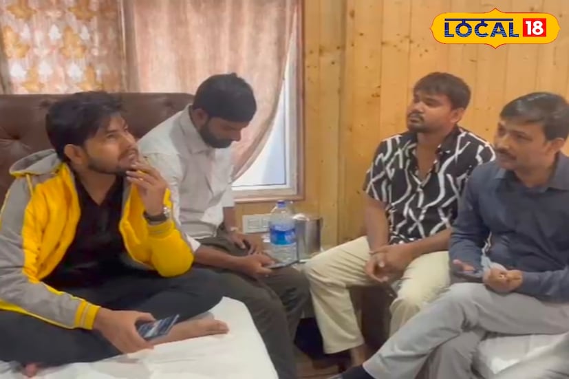 আইনজীবী আনসারুল হক জানিয়েছেন, গত শুক্রবার ১৮ জন আইনজীবী ও ক্লার্ক দার্জিলিংয়ের ম্যাল রোডে পৌছান। সেখান যাবার পর থেকে টানা বৃষ্টিতে আটকে পড়েন। সেখান থেকে কোথায়ও বেড়াতে যেতে পারেনি। ছবি ও তথ্যঃ তন্ময় মন্ডল। 