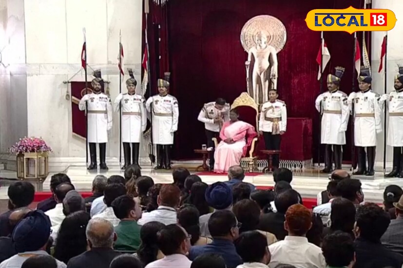 সোমবারে দিল্লিতে রাষ্ট্রপতি ভবনে রাষ্ট্রপতির হাত থেকে পুরষ্কার নিলেন জঙ্গিপুরের পড়ুয়া সৌভিক চট্টোপাধ্যায়। এনএসএস এর মূল বক্তব্য, ‘নট মি বাট ইউ’। নিজের জন্যে নয়, অন্যের জন্যে। সকলের তরে সকলে আমরা প্রত্যেকে মোরা পরের তরে। ছবি ও তথ্যঃ তন্ময় মন্ডল।