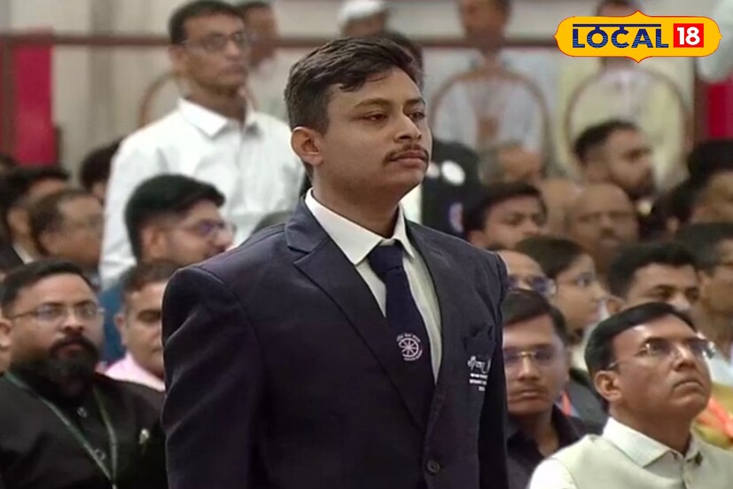 এদিন শৌভিক যখন ওই পুরস্কার নিচ্ছেন সেই সময়ও মঞ্চে উপস্থিত ছিলেন মহামান্য রাষ্ট্রপতি। ধারাভাষ্যে ভেসে এল নাম শৌভিক চট্টোপাধ্যায়ের নাম। জঙ্গিপুর কলেজ, পশ্চিমবঙ্গ। বীর বিক্রমে ওই তরুণ মঞ্চের দিকে এগোলেন। রাষ্ট্রপতি তাঁকে মেডেল পরিয়ে দিলেন। ছবি ও তথ্যঃ তন্ময় মন্ডল।