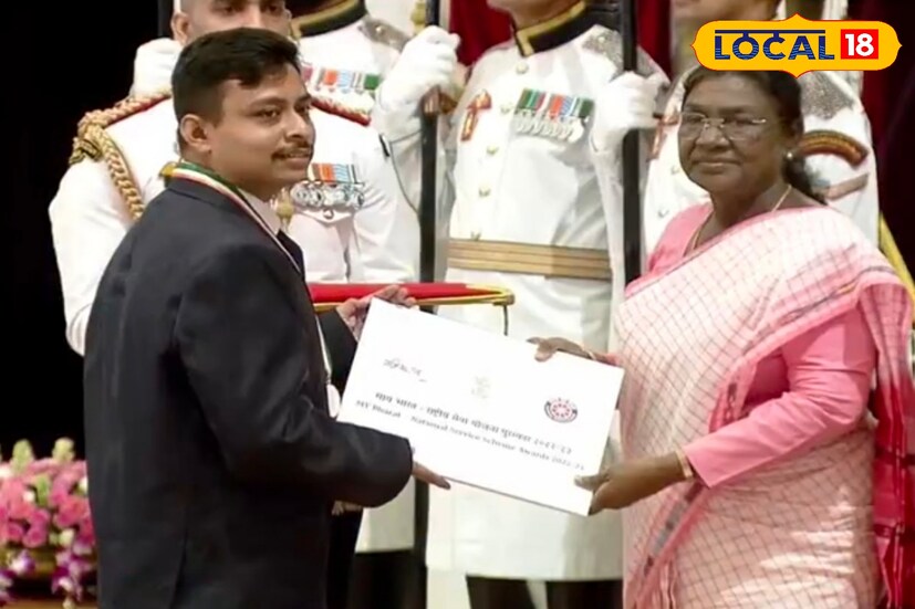 সৌভিক নিজে জঙ্গিপুর মহকুমা জুড়ে ১০০০ এর বেশি গাছ লাগিয়েছেন। রক্তদান শিবির আয়োজন করেছেন। নিজেও ৩ ইউনিট রক্তদান করেছেন। আর তার এই রাষ্ট্রপতির হাত থেকে পুরস্কার লাভ করাতে খুশি প্রকাশ করেছেন জঙ্গিপুরবাসী। ছবি ও তথ্যঃ তন্ময় মন্ডল।