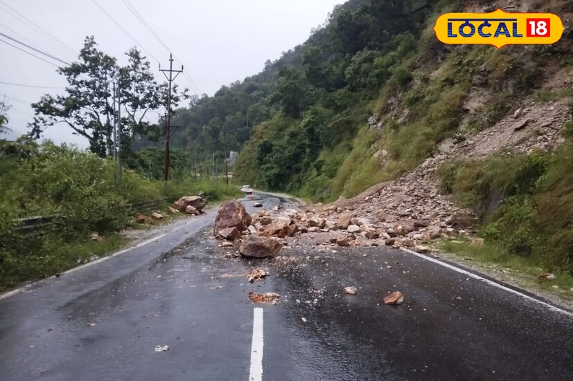 নির্দেশ অনুযায়ী, প্রতি সপ্তাহের সোমবার, বুধবার ও শুক্রবার রাত ১২টা থেকে পরদিন রাত ১১টা ৫৯ মিনিট পর্যন্ত (পুরো ২৪ ঘণ্টা) সেবক–রংপো রুটে সব ধরনের ভারী বাণিজ্যিক যান চলাচল বন্ধ থাকবে। তবে, যাত্রীবাহী বাস চলাচলে কিছুটা ছাড় দেওয়া হতে পারে বলে জানানো হয়েছে। ছবি ও তথ্য : ঋত্বিক ভট্টাচার্য