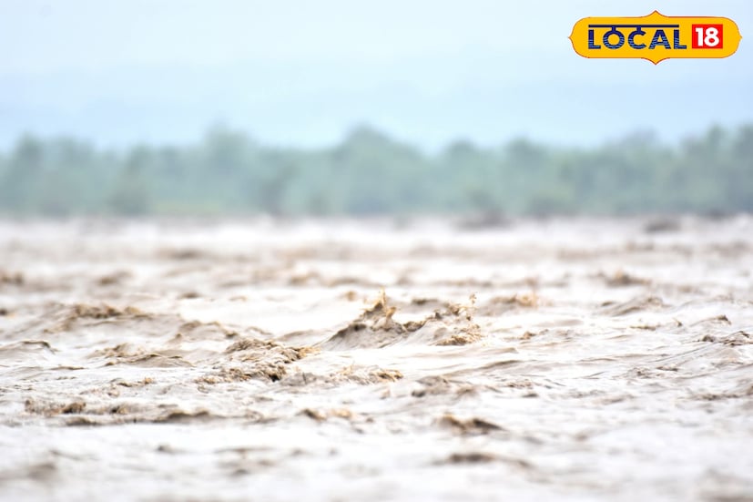 বৃষ্টিপাতে লাল সতর্কতা জারি রয়েছে দার্জিলিং ও কালিম্পং জেলায়।হালকা বৃষ্টিপাত দেখা হবে উত্তর ও দক্ষিণ দিনাজপুর এবং মালদা জেলায়।তবে কোনও স্থানে বজ্রবিদ্যুৎ সহ বৃষ্টির পূর্বাভাস রয়েছে।