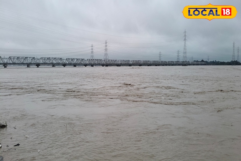 তিস্তা ধীরে ধীরে নিজের ছন্দে ফিরছে, কিন্তু নদীর তীরে এখনও ভাঙনের ক্ষত তাজা। কোথাও ভেসে গেছে চাষের জমি, কোথাও ভাঙন গ্রাস করেছে বসতভিটে। নদীর পাড়ে দাঁড়িয়ে মানুষ যেন খুঁজছে হারানো জীবনের ছাপ। তবুও আশার আলো দেখা যাচ্ছে মেরামতির কাজে।