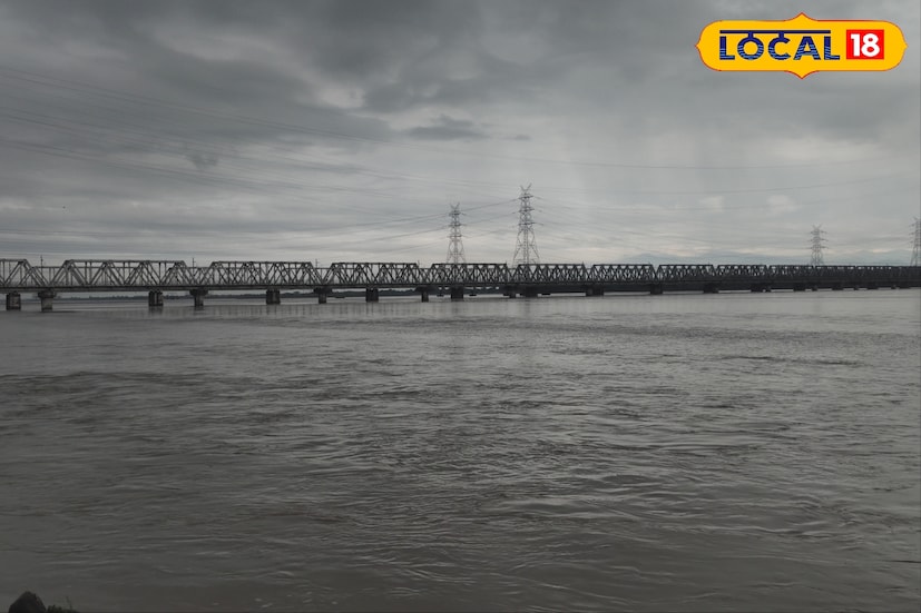 তিস্তা নদীর মেখলিগঞ্জ থেকে বাংলাদেশ সীমান্ত পর্যন্ত জারি হয়েছে লাল সতর্কতা। জলপাইগুড়ি প্রশাসন নজরদারি বাড়িয়েছে নদীপাড়ের গ্রামগুলিতে। মানুষের মুখে আতঙ্কের ছাপ স্পষ্ট, তবুও জীবনের গতি থেমে নেই। বন্যার স্মৃতি এখনও চোখে ভাসছে সকলের। 