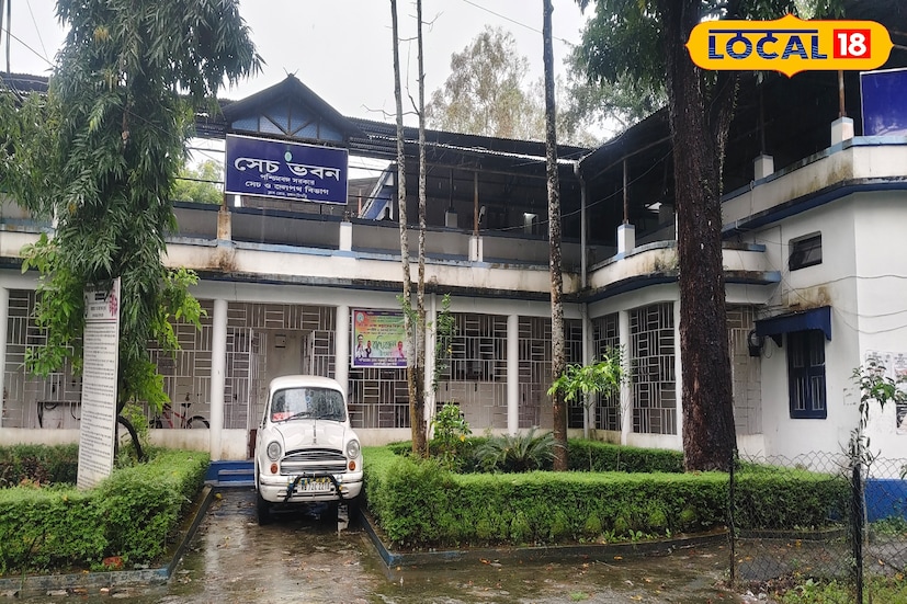 আজ সকাল ৭টায় গজলডোবা ব্যারেজ থেকে ৮৭৮ কিউমেক এবং কালিঝোড়া থেকে ৬৭০ কিউমেক জল ছাড়া হয়েছে। সেচ দফতরের ফ্লাড কন্ট্রোল রুম থেকে সারাক্ষণ পরিস্থিতির উপর নজর রাখা হচ্ছে। প্রবল স্রোতের মাঝেও ব্যারেজ কর্মীরা অবিরাম কাজ চালিয়ে যাচ্ছেন। তাদের মুখেও চিন্তার ছাপ স্পষ্ট। 
