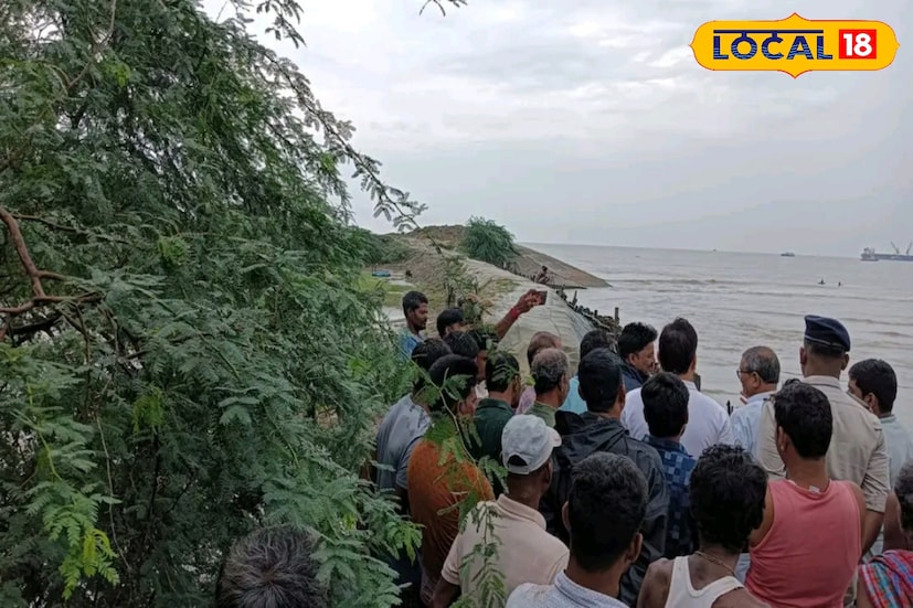 জানা গিয়েছে, সাগরের মহিষমারি বাগু মোড় সংলগ্ন এলাকায় নদীবাঁধে ফাটল দেখা গিয়েছে। বাঁধের কিছু অংশ ভেঙে যাওয়ায় নোনা জল এলাকায় ঢুকতে শুরু করেছে। এতে বাসিন্দাদের মধ্যে আতঙ্ক ছড়িয়েছে।