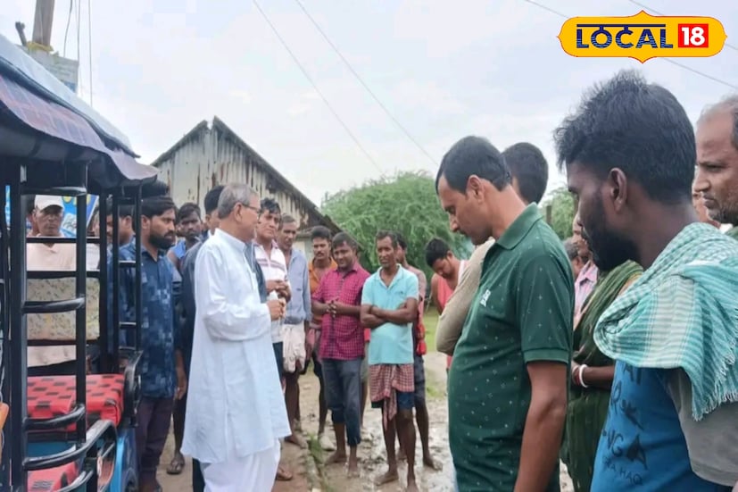 বাঁধের পরিস্থিতি নিয়ে গ্রামের মখনুষজনের সঙ্গে কথা বলেন সুন্দরবন উন্নয়ন মন্ত্রী। স্থানীয় মানুষজনের পাশে থাকার আশ্বাস দিয়েছেন তিনি। এই বিপর্যয়ের সময় সকলকে প্রশাসনের সঙ্গে সহযোগিতা করার বার্তাও দিয়েছেন তিনি।