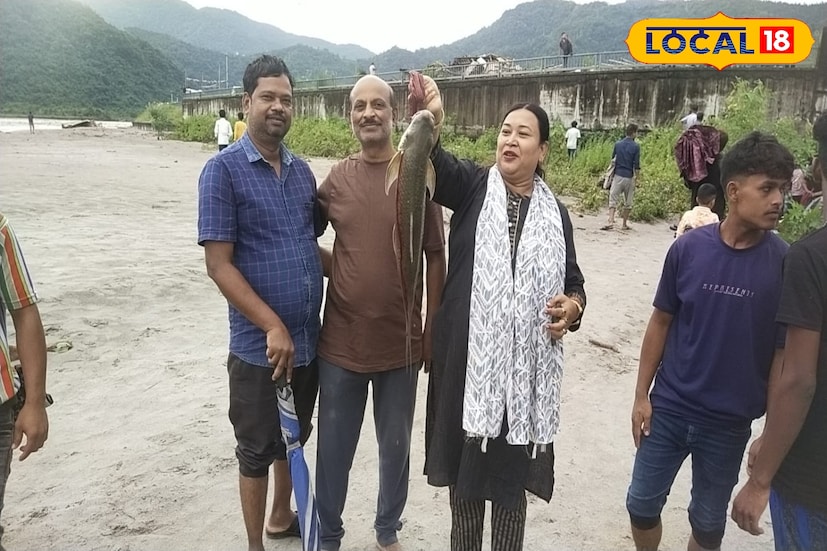 তোর্ষা নদীর পাড়ে এখন সকাল থেকেই দেখা যাচ্ছে স্থানীয়দের আনাগোনা।দূর দূরান্ত থেকে জেলেরাও আসছে মাছের খোঁজে। তার মাঝেই এদিন সকালে ১০০ কেজির বাঘা মাছ মিলল তোর্ষা নদী থেকেই।