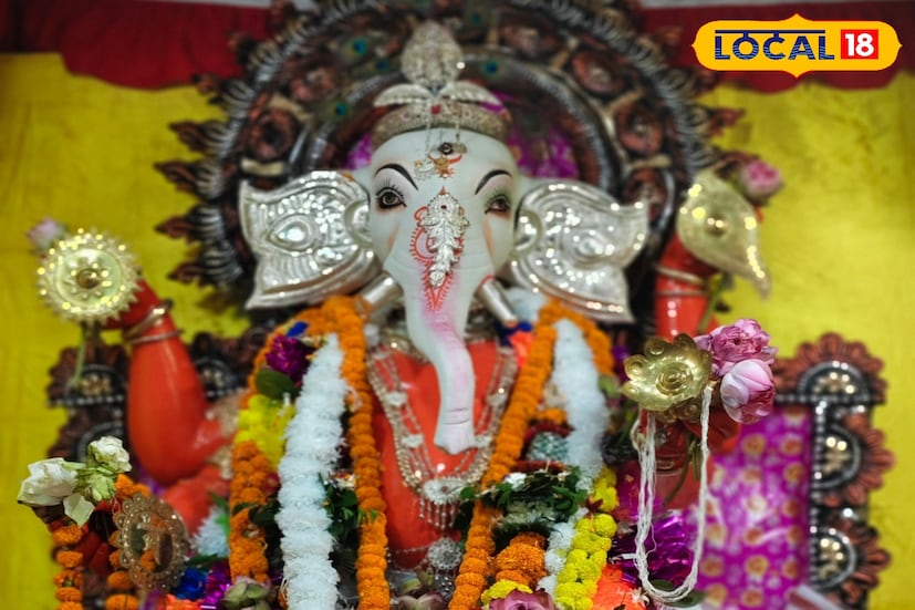 মুর্শিদাবাদে কান্দি শহরের লোহাপট্টি এলাকার রুজ পরিবার। সেই পরিবারে আজও পুরনো ঐতিহ্য, রীতিনীতি মেনে মহা ধুমধাম করে সিদ্ধিদাতা গণেশের পুজো করা হয়।