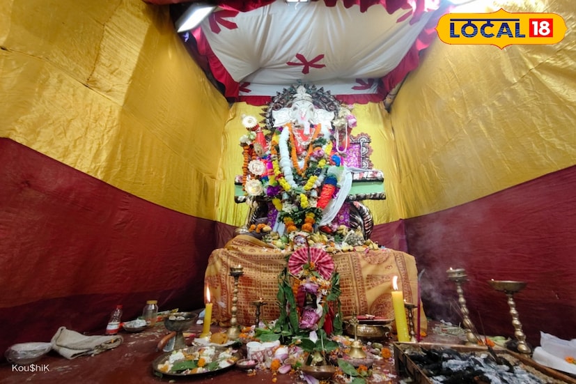 দুর্গাপুজোর পর ধুমধাম করে কোজাগরী লক্ষ্মীপুজো নিয়ে যখন অন্যরা মাতোয়ারা, তখন লোহাপট্টির মোদক পরিবারের গণেশ পুজো এই এলাকা মাতিয়ে রাখে। এই বছরও তার ব্যতিক্রম হয়নি।