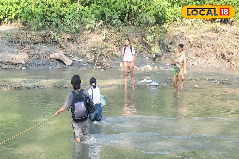 এবারে প্রশাসনের পক্ষ থেকে নদীতে দেওয়া হয়েছে দড়ি। এই দড়ি ধরেই একে একে বেরিয়ে আসছেন পর্যটকরা। এদিন প্রায় ৩০ জন পর্যটক বেরিয়ে এসেছেন। আবার অনেক পর্যটককে দেখা গিয়েছে কুকুর, বেড়াল কোলে নিয়ে নদী পারাপার হতে। 