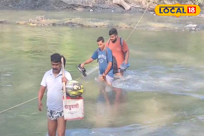 পর্যটকদের বের করতে হলং নদীর ওপর ফেলা হয়েছে দড়ি। এই দড়ি ধরেই পর্যটকরা বের হয়ে আসছেন জলদাপাড়ার বিভিন্ন রিসোর্ট থেকে।হলং নদীর জলে এখনও স্রোত রয়েছে অনেক।