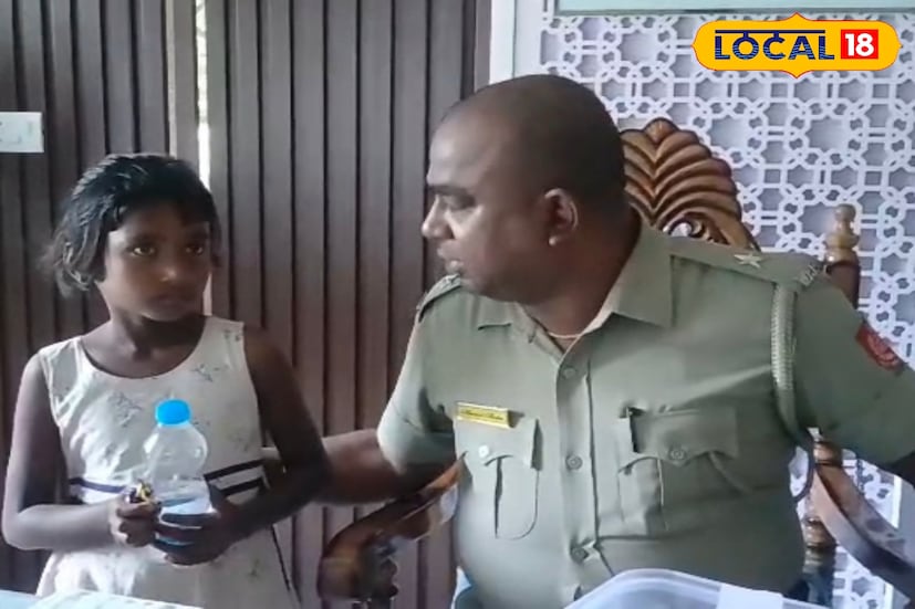 মেয়েটি জানায়, বকা খাওয়ার পরে কাউকে কিছু না বলে কান্দির বাড়ি থেকে বেরিয়ে পড়েছিল সে। রাস্তার এক পুলিশকর্মীকে দেখতে পেয়ে সোজা তাঁর কাছে চলে যায়। কর্তব্যরত পুলিশকর্মী তাকে নিয়ে যান কান্দি থানায়।