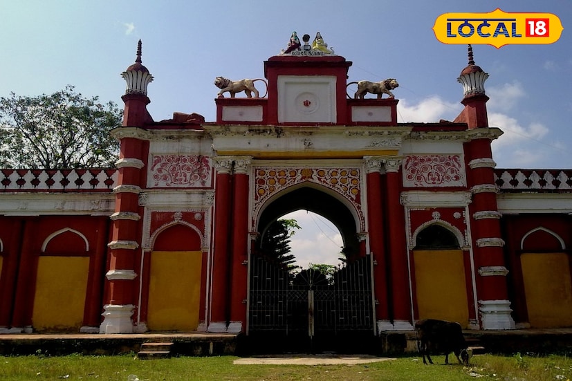নদিয়ার প্রাণকেন্দ্র কৃষ্ণনগর ও তার ঘূর্ণিমোরের পুতুল শিল্পপল্লিও একদিনের ভ্রমণের আদর্শ জায়গা। রাজবাড়ির রাজকীয় স্থাপত্য আর ঘূর্ণির শিল্পীদের হাতে তৈরি মাটির পুতুল যে কাউকে মুগ্ধ করে।