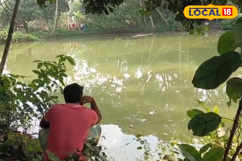 কাদিরুলের অভিযোগ, এই চাষের জন্য তিনি গ্রামের বিভিন্ন মানুষের কাছ থেকে টাকা ধার নিয়েছিলেন। সেই মাছ বিক্রির টাকাতেই তিনি ধার শোধ করতেন এবং সংসার চালাতেন। কিন্তু এখন তার সব স্বপ্ন ভেসে গেছে পুকুরের জলে। চোখে জল নিয়ে তিনি বলেন, “এই মাছগুলোই ছিল আমার আশা। এখন আমি কীভাবে টাকাগুলো শোধ করব, বুঝে উঠতে পারছি না।”