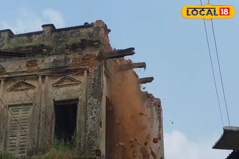 গত কয়েক দিনে শহরের বিভিন্ন স্থানে অন্তত দুটি পুরনো বাড়ির একাংশ ভেঙে ফেলে পুরসভা। সূত্রে জানা গিয়েছে, মোট ২০টি বাড়ি বিপজ্জনক বলে চিহ্নিত হয়েছে এবং পোস্টার টাঙানো হয়েছে। তবুও মালিকরা এখনও নীরব, ফলে পুরসভাকেই পদক্ষেপ নিতে হচ্ছে।