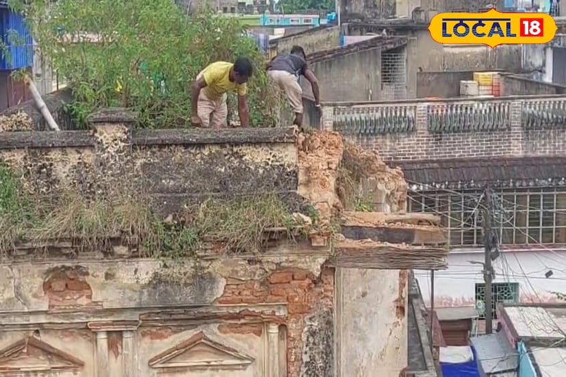 কাটোয়ার অলিতে গলিতে এখনও লুকিয়ে আছে সেই ইতিহাসের নিদর্শন। প্রাচীন স্থাপত্যগুলি আজও বহন করে শহরের বনেদিয়ানার ঐতিহ্য। খিলান, খড়খড়ি জানালা, চুন-সুরকির দেওয়াল যেন অতীতকে ছুঁয়ে দেয়। কিন্তু সময়ের সঙ্গে সঙ্গে সেগুলির অবস্থা এখন শোচনীয়।