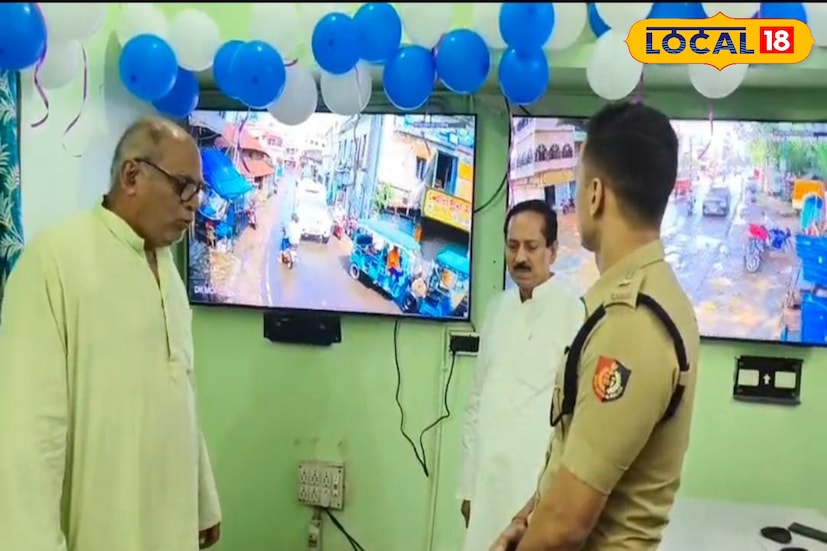 ওয়ার্ল্ড হেরিটেজ সাইট স্বীকৃত বিশ্বকবি রবীন্দ্রনাথ ঠাকুরের বোলপুর শহরের নিরাপত্তা আরও কঠোর এবং জোরদার করতে তৃণমূল নেতা তথা কোর কমিটির আহ্বায়ক অনুব্রত মণ্ডলের নির্দেশে বসানো হল মোট ৯৫টি সিসিটিভি ক্যামেরা। বোলপুরে থানায় নতুন নিয়ন্ত্রণ কক্ষের উদ্বোধন করেন রাজ্যের মন্ত্রী চন্দ্রনাথ সিংহ।(ছবি ও তথ্য: সৌভিক রায়)